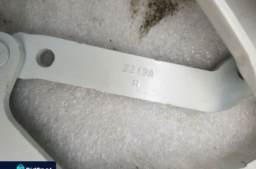 ZAWIAS MASKI PRAWY PRZEDNI BMW F20 7336700