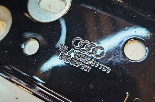 ZAWIAS KLAPY LEWY TYŁ AUDI A3 8V SEDAN 8V5827301