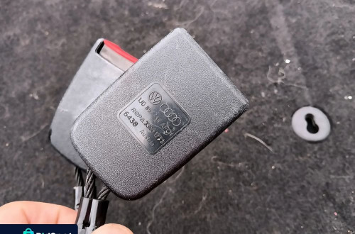 vw golf seat toledo zapinka pasa tyl tylnia tylna 1j0857488