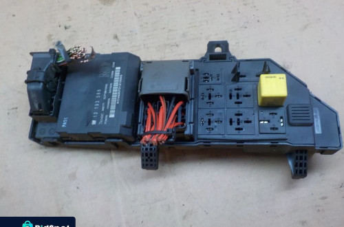 OPEL VECTRA C LIFT SKRZYNKA BEZPIECZNIKÓW 13193588
