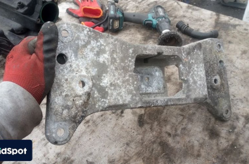 BMW F10 2.0 D LAPA WSPORNIK SKRZYNI BIEGOW 6781222