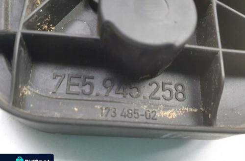 VW Transporter T5 lift PRAWY TYLNY WKŁAD LAMPY tył 7E5945258