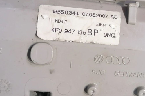 AUDI A6 C6  04r- LAMPKA OŚWIETLENIE KABINY 4F0947135BP
