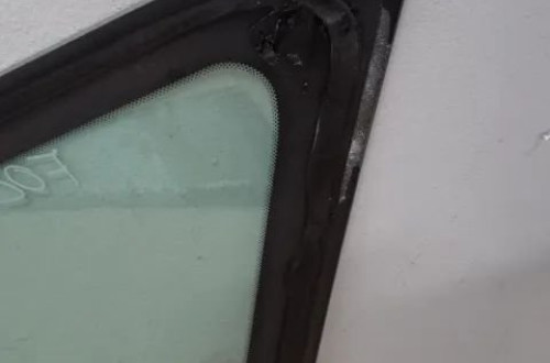 SZYBA KAROSERYJNA LEWY TYŁ FORD FOCUS MK2 KOMBI NR575