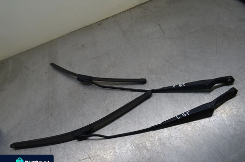 VW PASSAT B5 KOMBI 1.6B 96-00 RAMIONA WYCIERACZEK PRZÓD