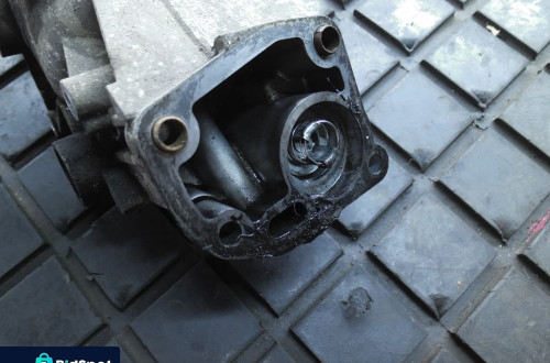 PODSTAWA FILTRA OLEJU MERCEDES VITO 638 2.3 D