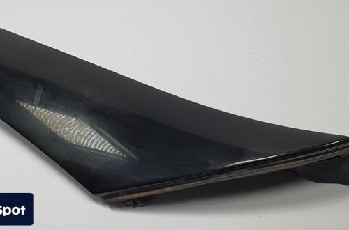 LISTWA SZYBY CZOŁOWEJ MERCEDES SL 55 AMG R230