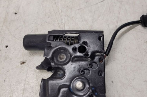 ZAMEK MASKI RYGIEL AUDI A1 8X0823509B