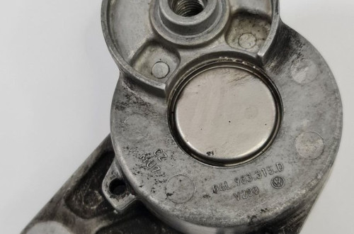 NAPINACZ PASKA VW GOLF VII 1.6 TDI 04L903315D