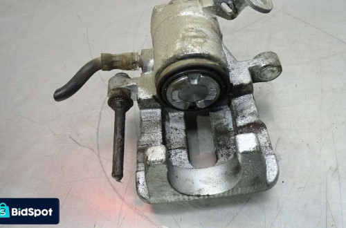 ZACISK HAMULCA PRAWY TYŁ VOLKSWAGEN PASSAT B5