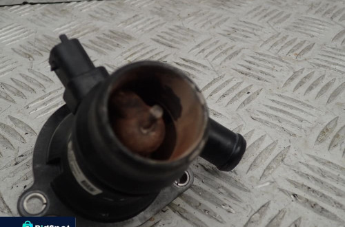OBUDOWA TERMOSTATU OPEL MOKKA 1,4 TURBO 25200455