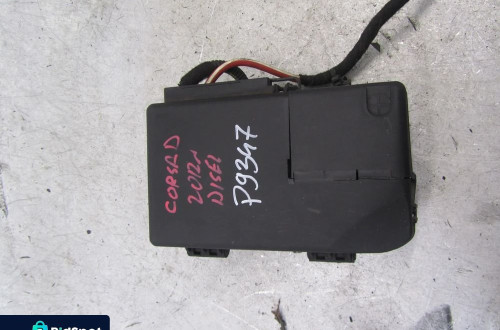 opel corsa fl 1.3 cdti 13r ->obudowa -bezpiecznik-klemy plusowej