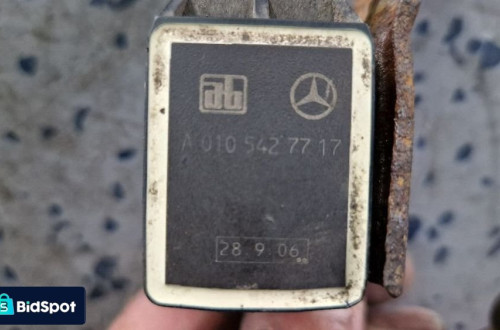 MERCEDES W211  CZUJNIK POZIOMOWANIA A0105427717