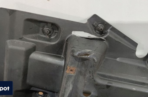 OSŁONA PODWOZIA LEWA DUŻA AUDI Q5 8R 8R0825207C USZKODZONA