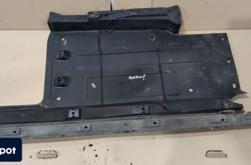 OSŁONA PODWOZIA PRAWA DUŻA AUDI Q5 8R 8R0825208C USZKODZONA