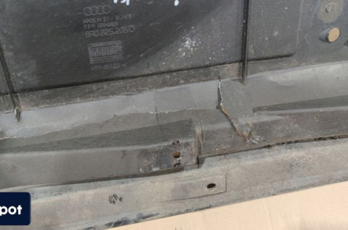 OSŁONA PODWOZIA PRAWA DUŻA AUDI Q5 8R 8R0825208C USZKODZONA