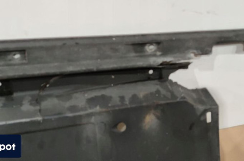 OSŁONA PODWOZIA PRAWA DUŻA AUDI Q5 8R 8R0825208C USZKODZONA