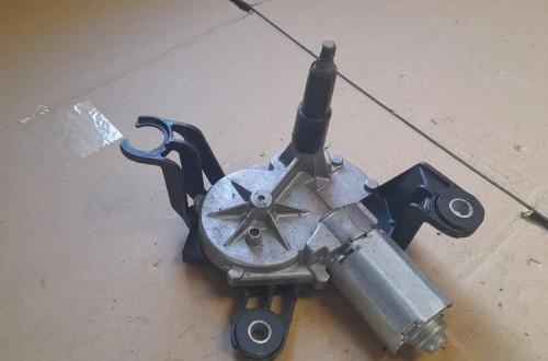 SILNICZEK WYCIERACZKI TYŁ OPEL ASTRA H 3 KOMBI 0390201591
