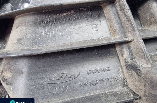 ŚLIZG ZDERZAKA MASERATI GHIBLI 670004468