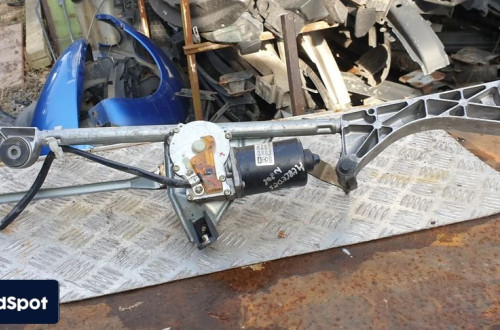 MERCEDES W203 MECHANIZM SILNICZEK WYCIERACZEK PRZÓD A2038200342