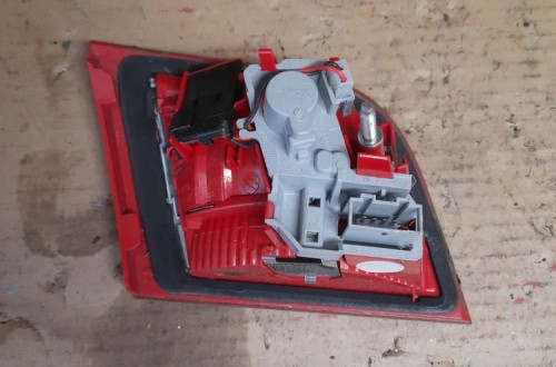 AUDI A3 8P SPORTBACK LAMPA W KLAPĘ TYŁ PRAWA 5D 5 DRZWI