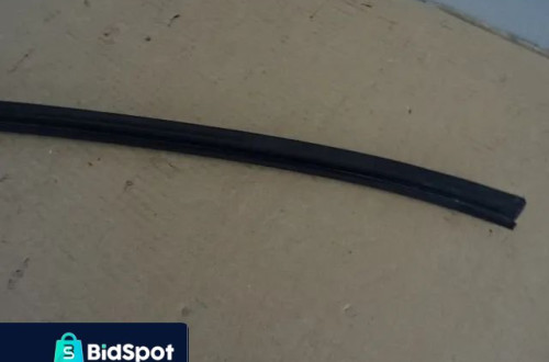 LISTWA SZYBY PRZÓD MERCEDES W208 CLK NR154