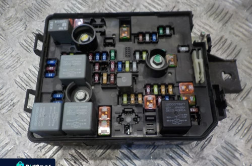 OPEL MOKKA 1.6 SKRZYNKA BEZPIECZNIKÓW 95263746