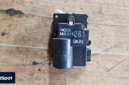 VOLVO V40 S40 SILNICZEK NAGRZEWNICY MR268261