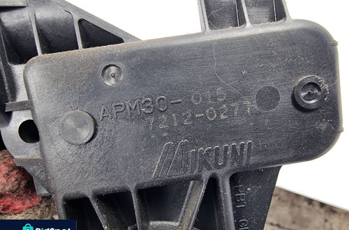 PEDAŁ MITSHUBISHI PAJERO IV APM30-015