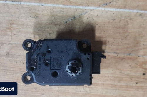 MERCEDES C KLASA W203 SILNICZEK NAGRZEWNICY A2038201642