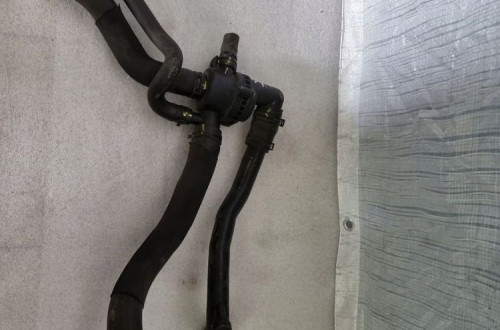 OBUDOWA TERMOSTATU JAGUAR XF X250 9X23-8A586-AD