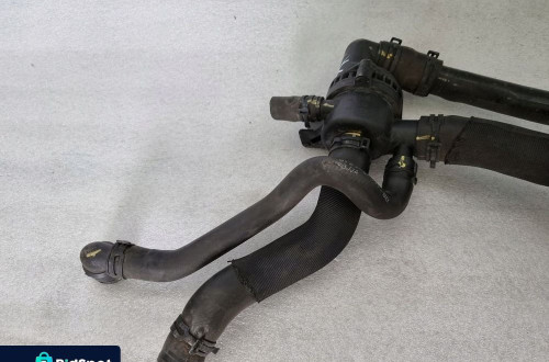 OBUDOWA TERMOSTATU JAGUAR XF X250 9X23-8A586-AD