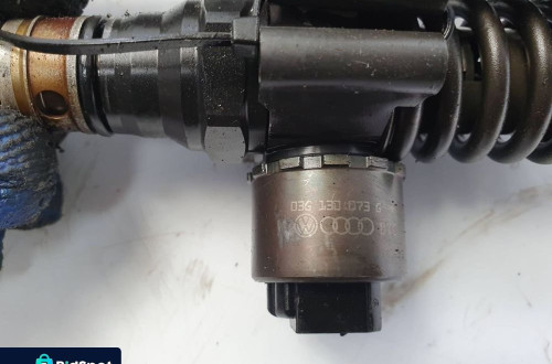 WTRYSKIWACZ VOLKSWAGEN GOLF V 03G130073G