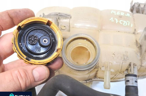 ZBIORNICZEK WYRÓWNAWCZY OPEL MERIVA A 1.7 CDTI