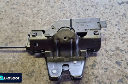 BMW E60 ZAMEK BAGAŻNIKA TYŁ 8196401