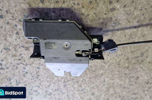 BMW E60 ZAMEK BAGAŻNIKA TYŁ 8196401