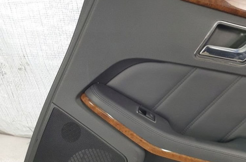 BOCZEK TAPICERKA DRZWI PRAWY TYŁ MERCEDES W212