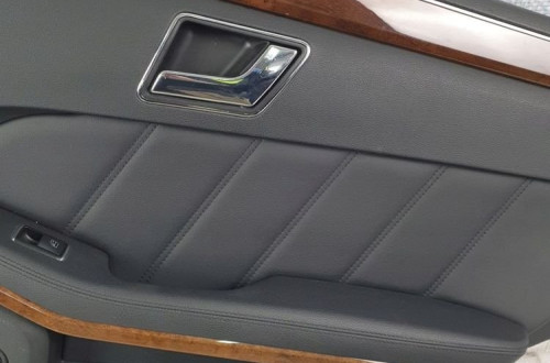 BOCZEK TAPICERKA DRZWI PRAWY TYŁ MERCEDES W212