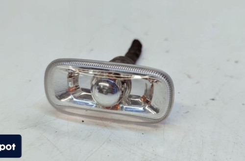 KIERUNKOWSKAZ Z BŁOTNIKA LEWY LUB PRAWY AUDI A3 A4 A6 8E0949127