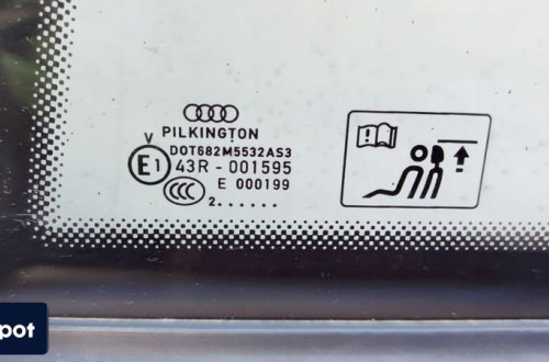SZYBA KAROSERYJNA LEWY TYŁ POD LISTWĘ CHROM AUDI A3 8V3 3 DRZWI 2012R
