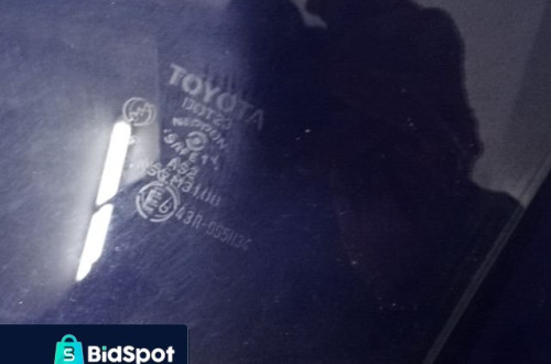 SZYBA BOCZNA DRZWI PRAWY PRZÓD TOYOTA YARIS I 99-03 NR1409