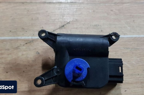 AUDI A4 B6 SILNICZEK NAGRZEWNICY 0132801305