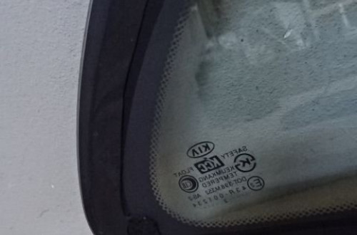 SZYBA KAROSERYJNA LEWY TYŁ KIA RIO I KOMBI 99-02 NR468