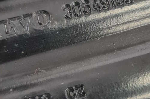 ZAWIAS RYGIEL BURTY KLAPY TYŁ VOLVO XC90 30649105