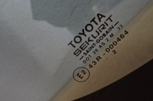 SZYBA KAROSERYJNA PRAWY TYŁ TOYOTA YARIS I 99-03 NR493