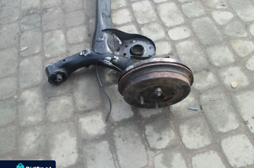 oś tylna belka zawieszenia Toyota Yaris II III Orginał bez rdzy igła