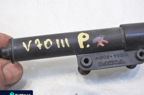 SPRYSKIWACZ LAMPY PRAWY VOLVO V70 III 1012653