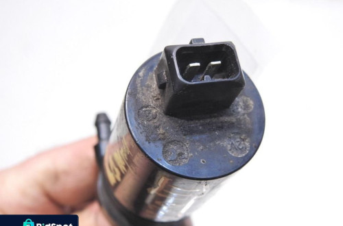 POMPKA SPRYSKIWACZA LAMPY PRZÓD VOLVO V70 III