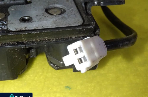 ZAMEK KLAPY BAGAŻNIKA MAZDA 5 I 2PIN NR96