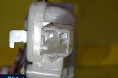 ZAMEK KLAPY BAGAŻNIKA MAZDA 5 I 2PIN NR96